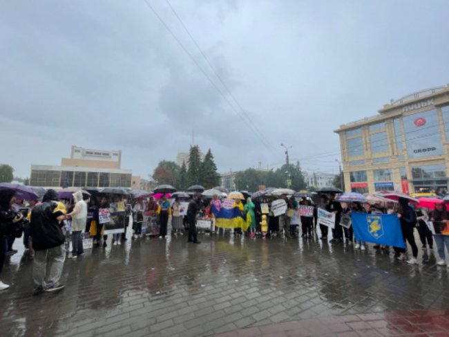 «Маємо боротися за них, як вони за нас»: у Луцьку родини полонених «азовців» влаштували акцію. ФОТО