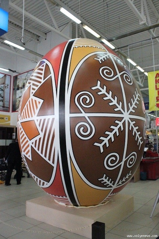 Гігантська писанка у Луцьку вже готова