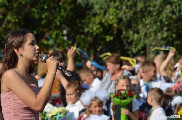 Депутати Луцькради вручили подарунки школярам, які вчились на відмінно. ФОТО