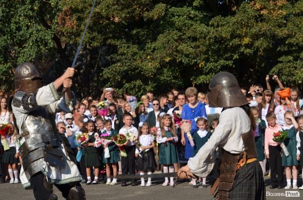 Депутати Луцькради вручили подарунки школярам, які вчились на відмінно. ФОТО