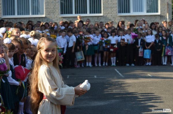 Депутати Луцькради вручили подарунки школярам, які вчились на відмінно. ФОТО