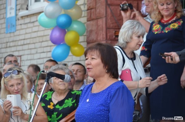 Депутати Луцькради вручили подарунки школярам, які вчились на відмінно. ФОТО