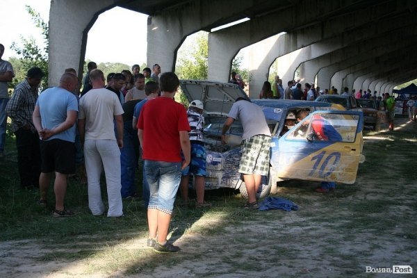 Під час автогонок під Луцьком перекинувся автомобіль. ФОТО