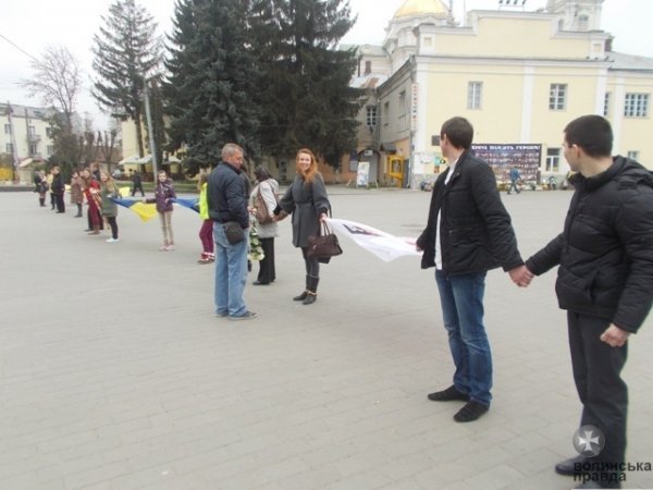 «Ланцюг єднання» у Луцьку. ФОТО