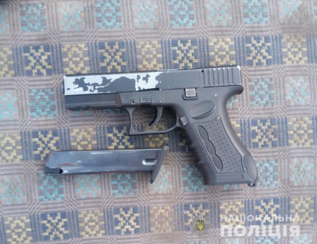 У будинку волинянина під час обшуку знайшли зброю та бурштин. ФОТО