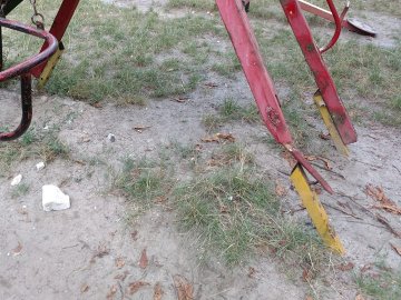 У ковельському дворі стоїть небезпечна гойдалка. ФОТО