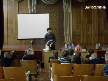 Для луцьких першокласників провели урок фізики. ВІДЕО