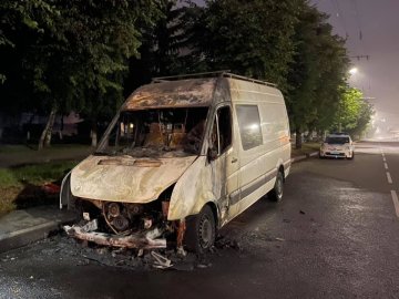 На Соборності у Луцьку горів автомобіль. ОНОВЛЕНО