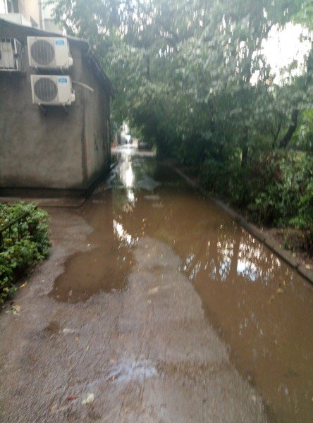 «Після дощу калюжі доводиться долати, як Джекі Чан», – лучанин про двір на Перемоги