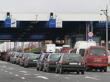Черги біля пунктів пропуску прикордонники переклали на поліцію
