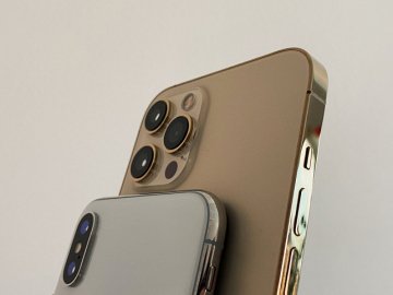 У Києві чоловік набив тату на обличчі заради iPhone 12. ФОТО