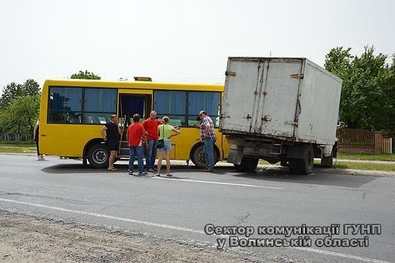 Під Луцьком у ДТП з маршруткою постраждала 29-річна пасажирка. ФОТО