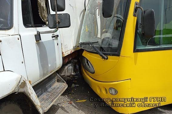 Під Луцьком у ДТП з маршруткою постраждала 29-річна пасажирка. ФОТО
