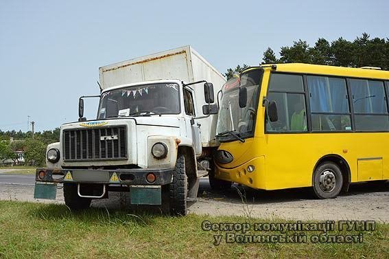 Під Луцьком у ДТП з маршруткою постраждала 29-річна пасажирка. ФОТО