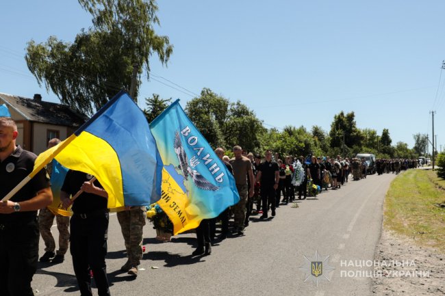 Навіки в строю: на Волині попрощалися із загиблим на війні поліцейським Юрієм Кривошапкою