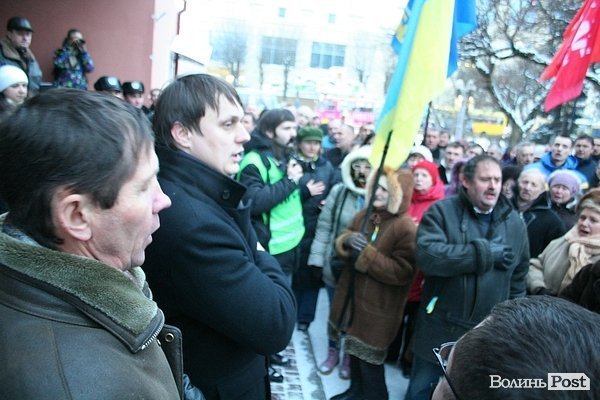 У центрі Луцька люди ледь не побилися з міліцією. ФОТО