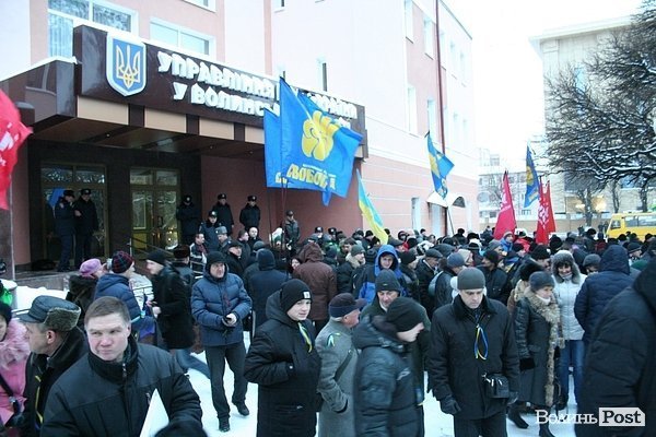 У центрі Луцька люди ледь не побилися з міліцією. ФОТО