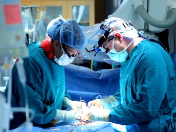 У луцькій лікарні жінці видалили величезну 4-кілограмову пухлину. ФОТО 18+