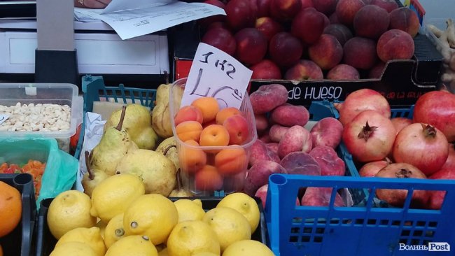 Від і до: скільки коштують перші абрикоси на луцькому ринку. ФОТО
