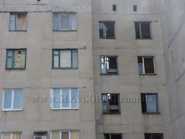 У Слов'янську у дитячу поліклініку влучив снаряд. ФОТО. ВІДЕО