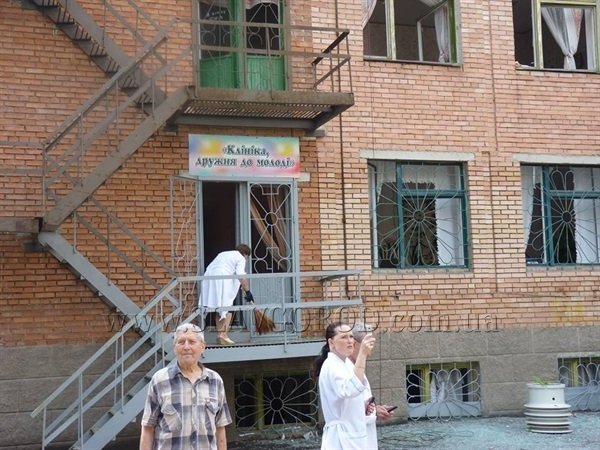 У Слов'янську у дитячу поліклініку влучив снаряд. ФОТО. ВІДЕО