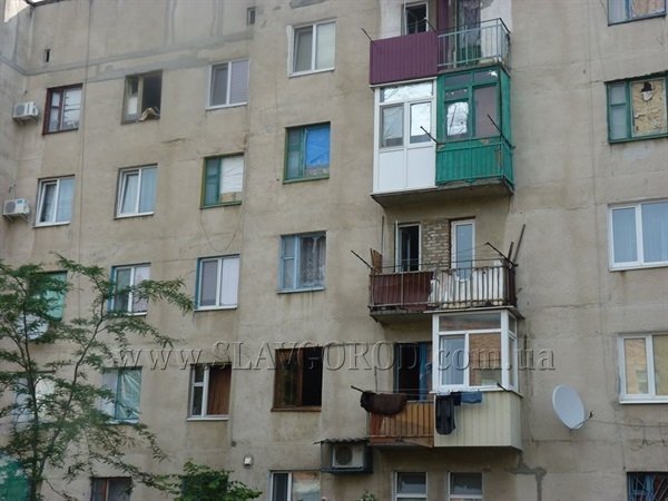 У Слов'янську у дитячу поліклініку влучив снаряд. ФОТО. ВІДЕО