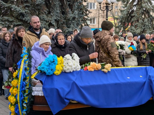 Повернувся із-за кордону, щоб захищати Україну: на Волині попрощались з Героєм Андрієм Карацаєм 
