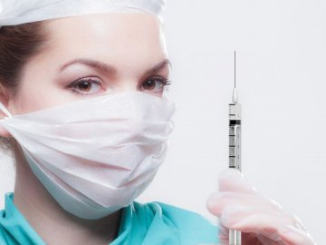 Від сьогодні невакцинованих працівників не допускатимуть на роботу: кого це стосується