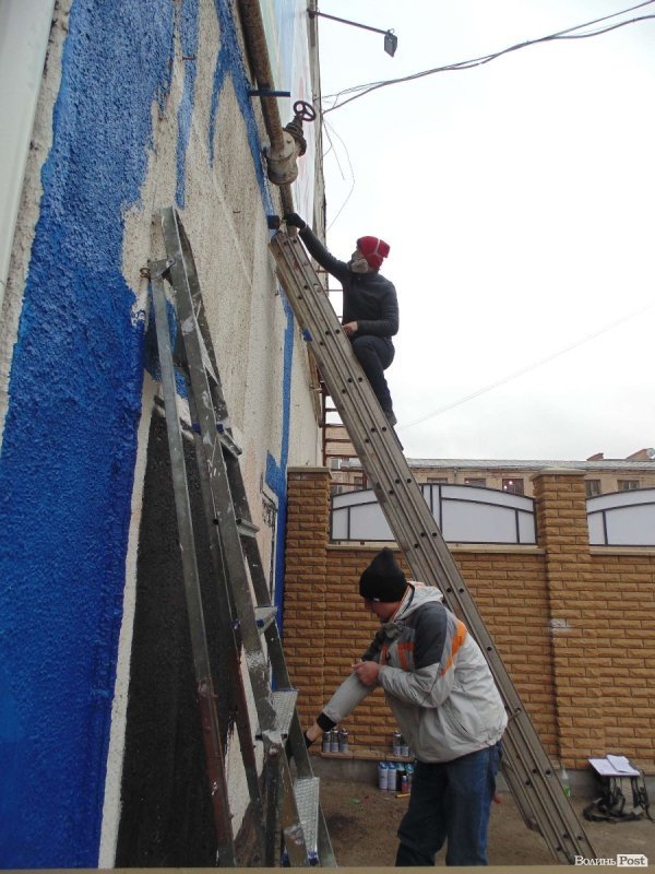 Луцький райтер присвятить графіті протистоянню в Україні. ФОТО