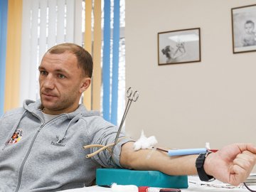 Футболісти «Волині» здали кров для недоношених діток. ФОТО