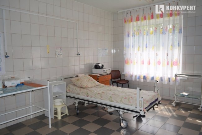 Спеціальне ліжко, у якого регулюється висота узголів’я, і є поручні, за які жінка може триматись під час потуг, та виступи, на які можна опертись ногами під час потуг