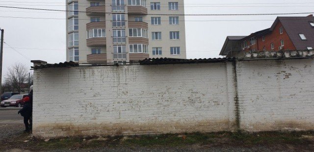 У Луцьку скаржаться на занедбану зупинку. ФОТО