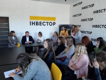 Луцькі студенти «намалювали» портрет керівника «Інвестора»*