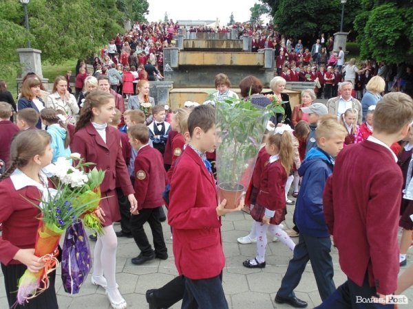 Останній дзвінок у Луцьку: четверта гімназія. ФОТО