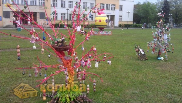 В Ужгороді «виросли» дерева з писанками. ФОТО