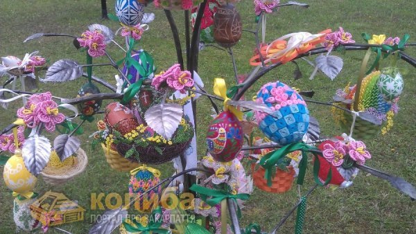 В Ужгороді «виросли» дерева з писанками. ФОТО