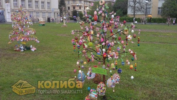 В Ужгороді «виросли» дерева з писанками. ФОТО