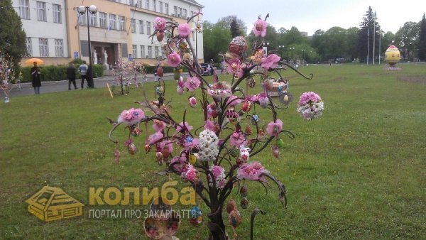 В Ужгороді «виросли» дерева з писанками. ФОТО