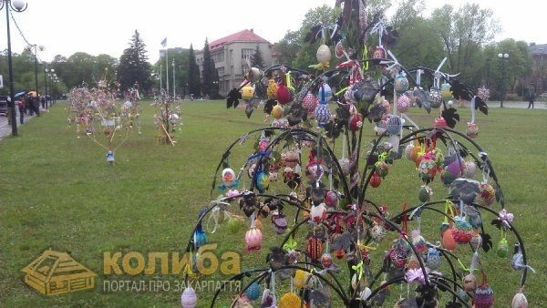 В Ужгороді «виросли» дерева з писанками. ФОТО