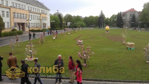 В Ужгороді «виросли» дерева з писанками. ФОТО