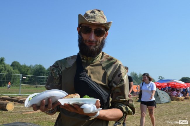 Спека в наметах і аншлаг у зоні купання: як фестивалить «Бандерштат». ФОТО
