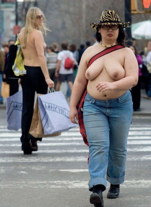 Фотопротест: жінки з голими грудьми на вулицях міста