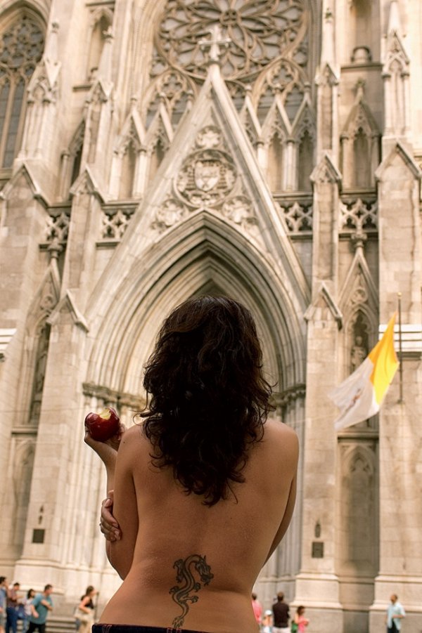 Фотопротест: жінки з голими грудьми на вулицях міста