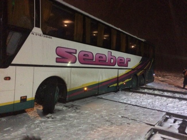 На Волині потяг ледь не протаранив міжнародний пасажирський автобус. ФОТО