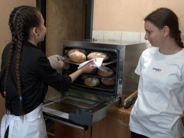 Дівчата з Луцька спекли для військових понад 600 кілограмів хліба. ВІДЕО 