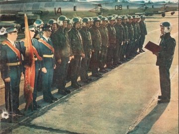Опублікували ретросвітлину радянських льотчиків на луцькому аеродромі. ФОТО