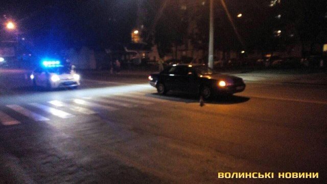 На «зебрі» в Луцьку машина збила людину. ФОТО