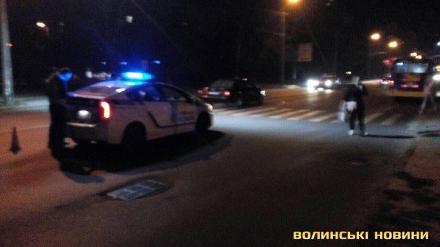 На «зебрі» в Луцьку машина збила людину. ФОТО
