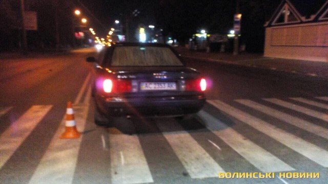 На «зебрі» в Луцьку машина збила людину. ФОТО