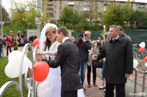 У Луцьку поряд з «Сіті-парком» відкрили Міст закоханих. ФОТО